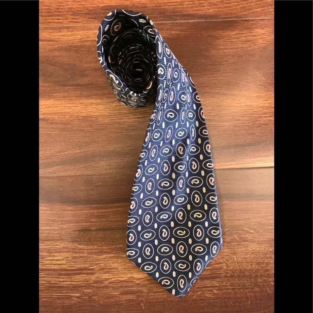🍁END of YEAR SALE🍁LORD & TAYLOR 100% Italian Silk Paisley on Black  Necktie